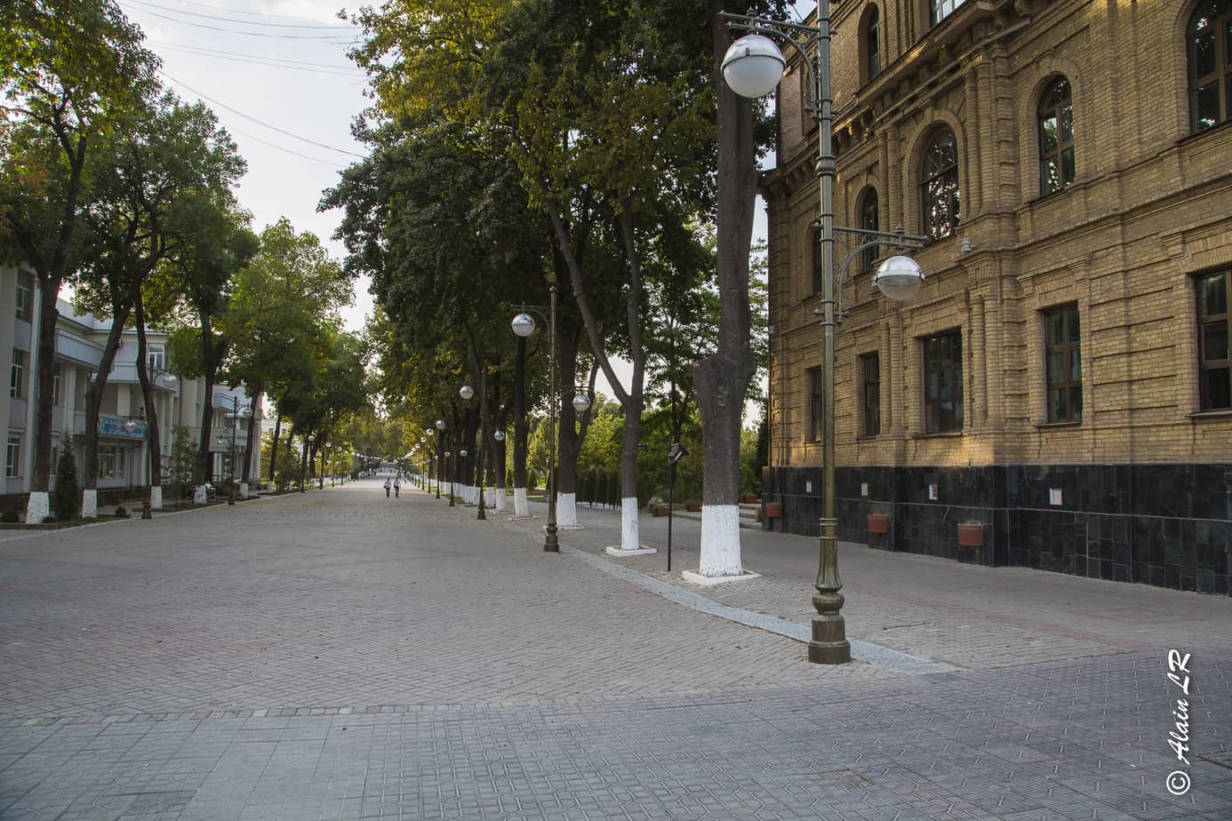 Rue piétonne, ex Boadway, qui part la place Amir Timur et conduit au parc et à la galerie commerciale