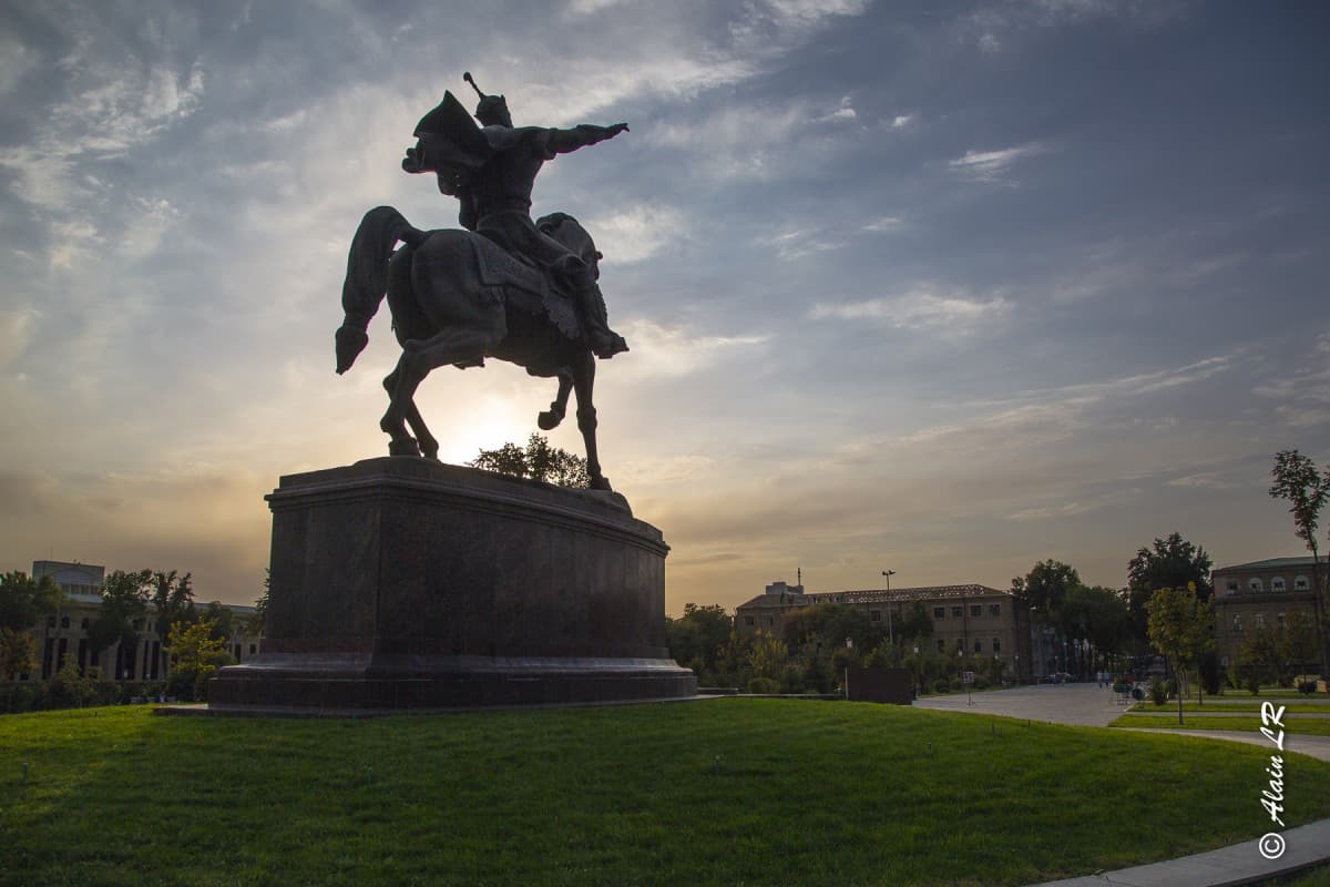 Statue de Tamerlan sur la place Amur Timur qui porte son nom