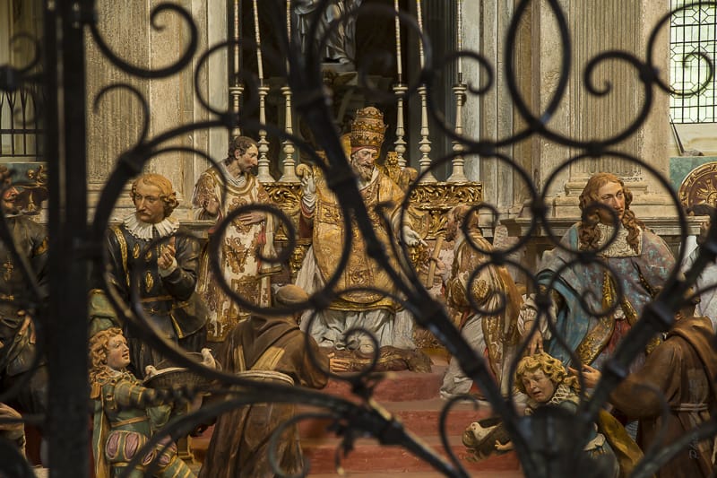 Statues de terre cuite de la vie de Saint François