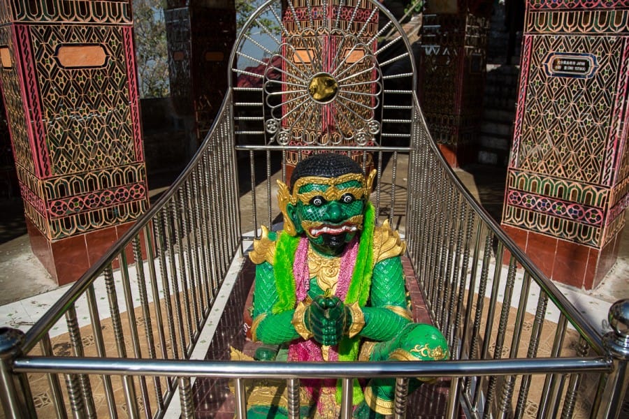 Un monstre à la Sun U Ponya Shin Pagoda