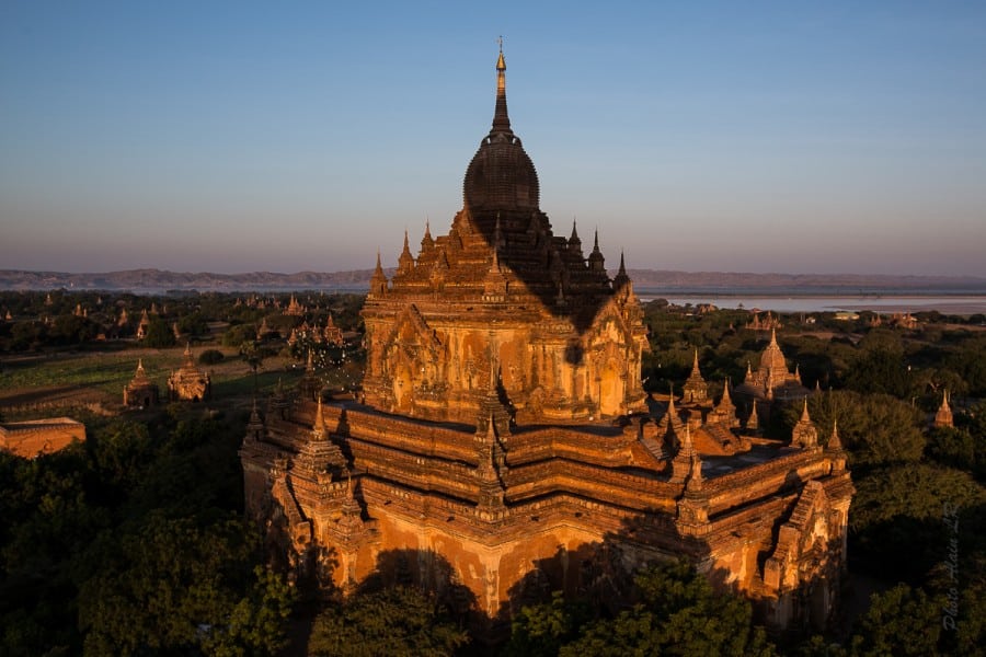 L'ombre de notre montgolfière sur Sulamani Temple au lever du soleil.