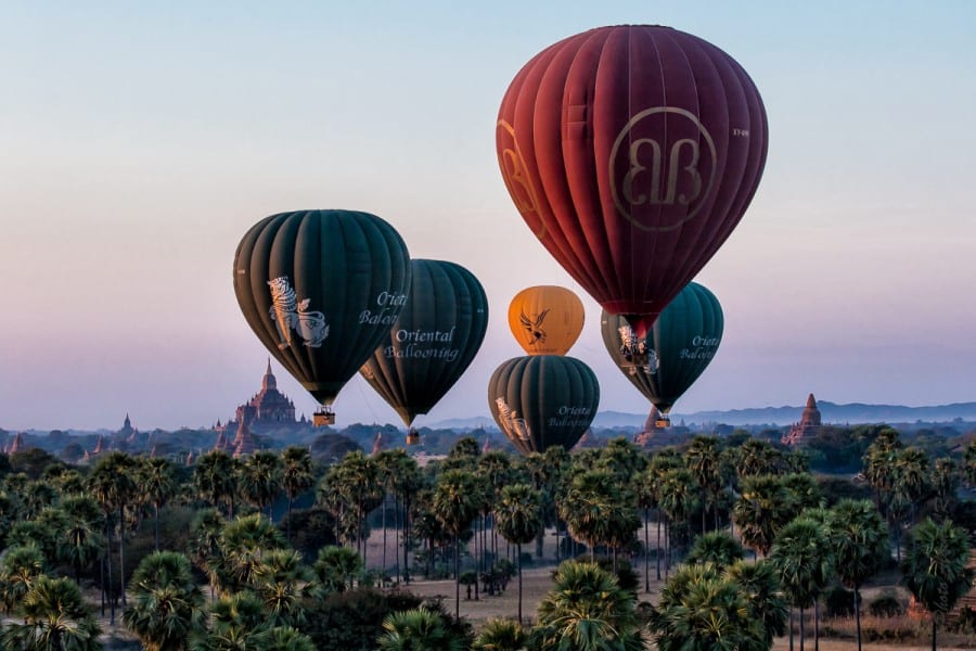 L'envol des Montgolfières juste avant le lever du soleil