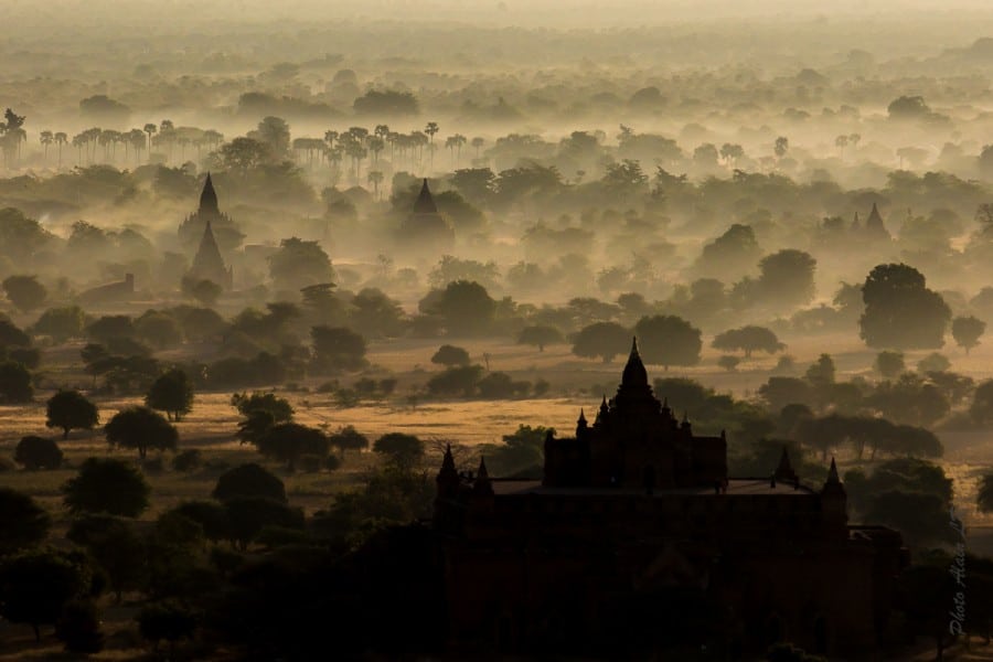 La plaine de Bagan dans la brume du soleil levant