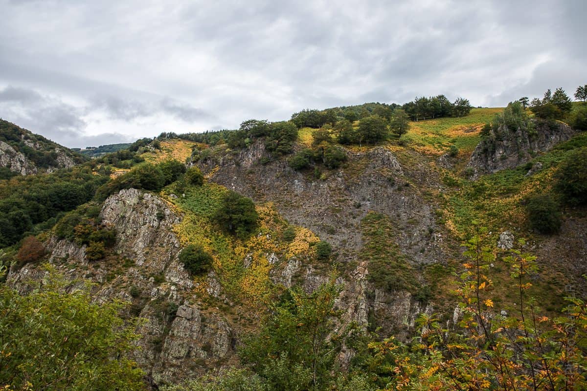 Falaise en rive droite de la Bourges au niveau de la Cascade Du Pay Pic