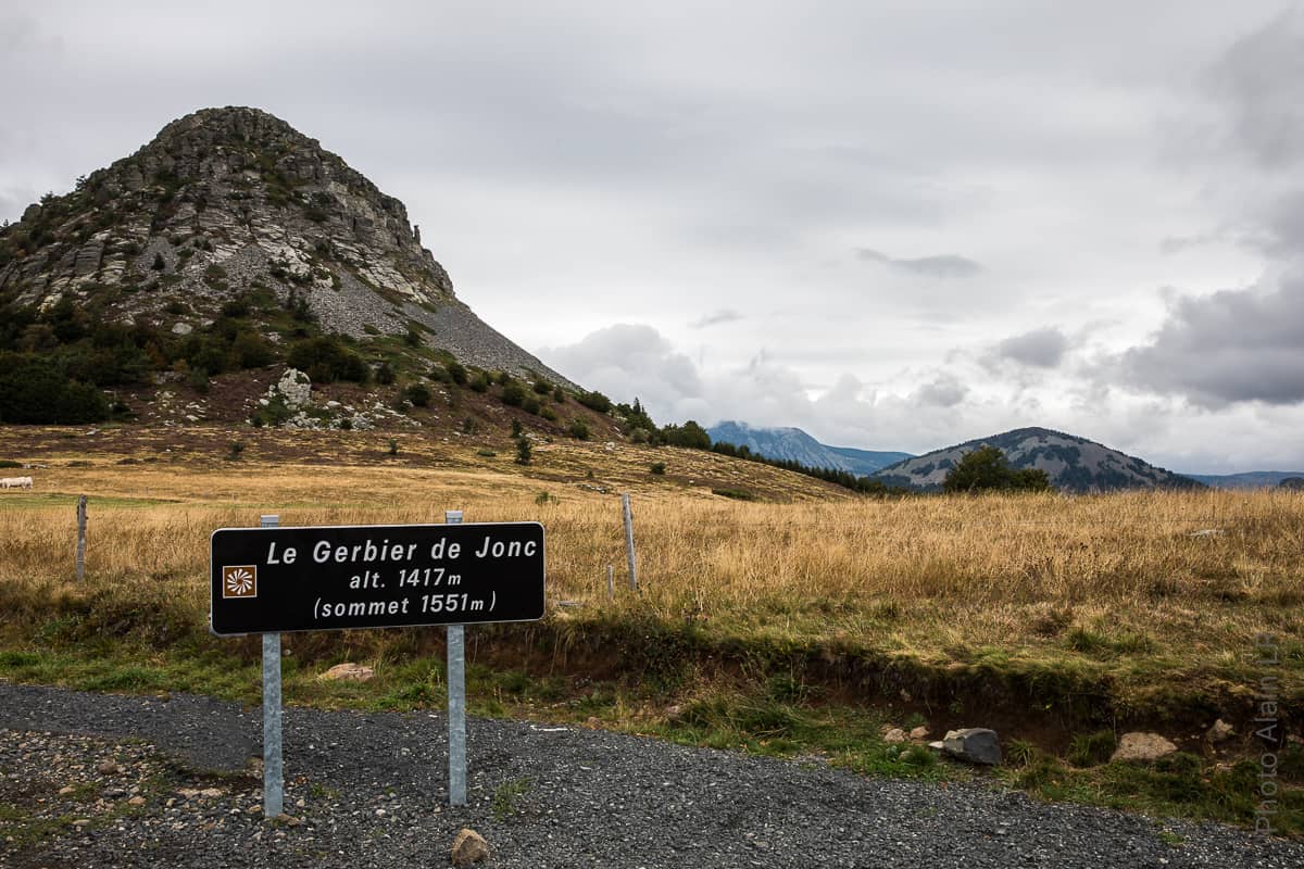 Panneau indiquant le Mont Gerbier de Jonc et l'altitude