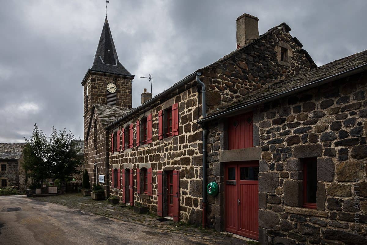 Maisons en pierre volcanique et toit de lauzes