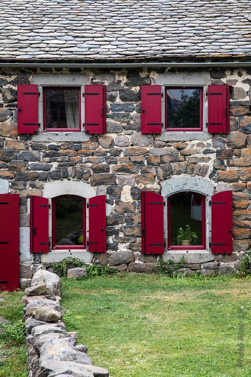 Volets rouge d'une maison traditionnelle