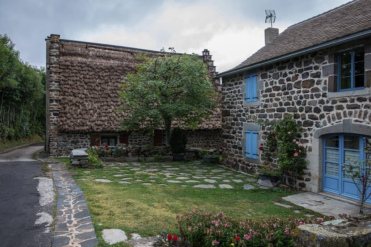 Toit de chaume, toit de lauzes et volets bleu