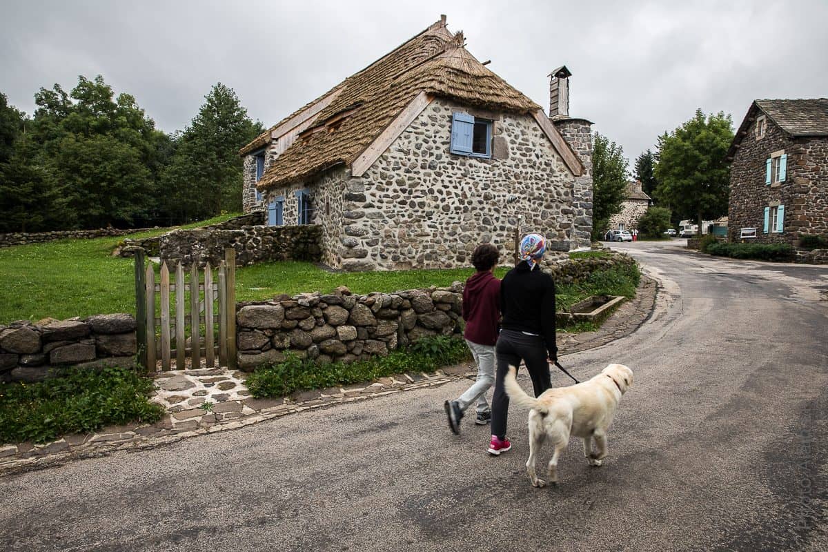 "Chaumière" et passants à Moudeyres