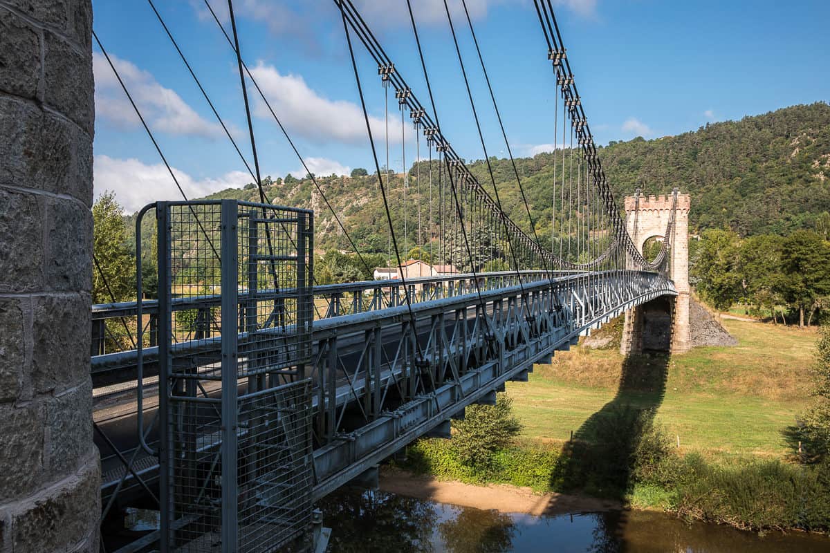 Joli pont suspendu sur la Loire à Confolent