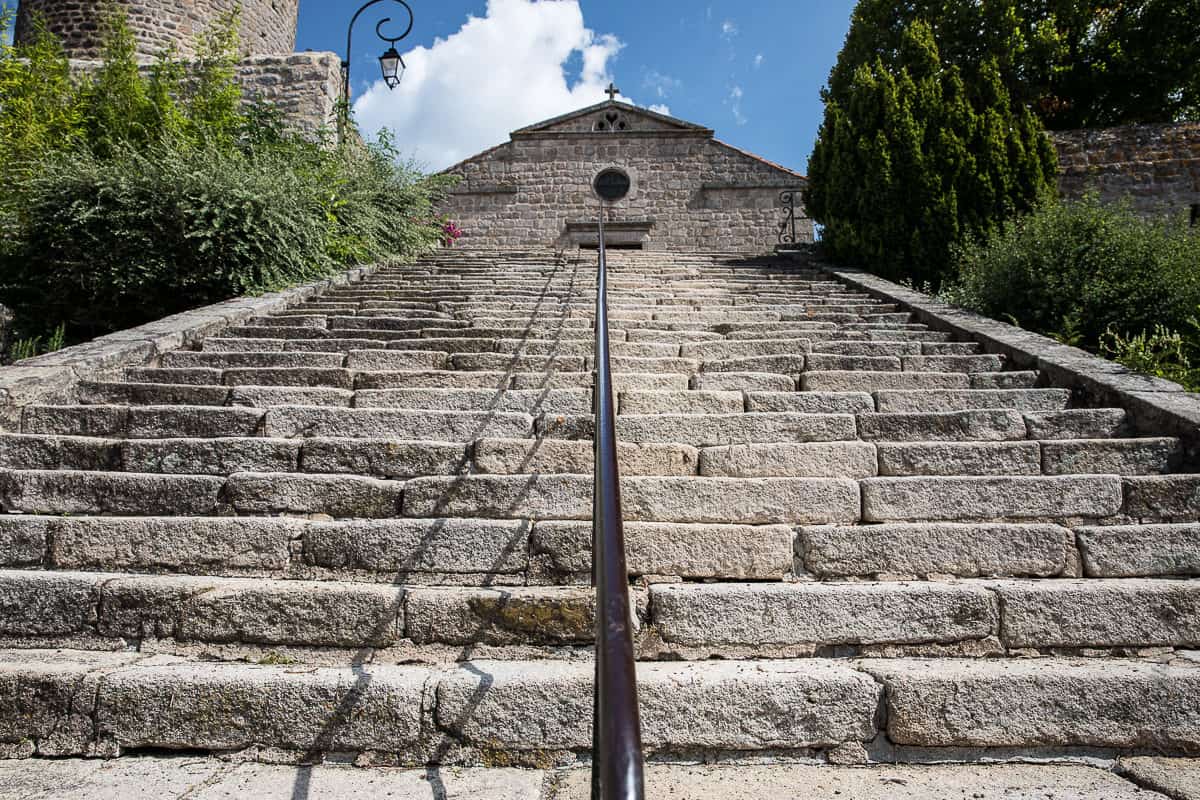 Escalier de montée à l'église de Chambles